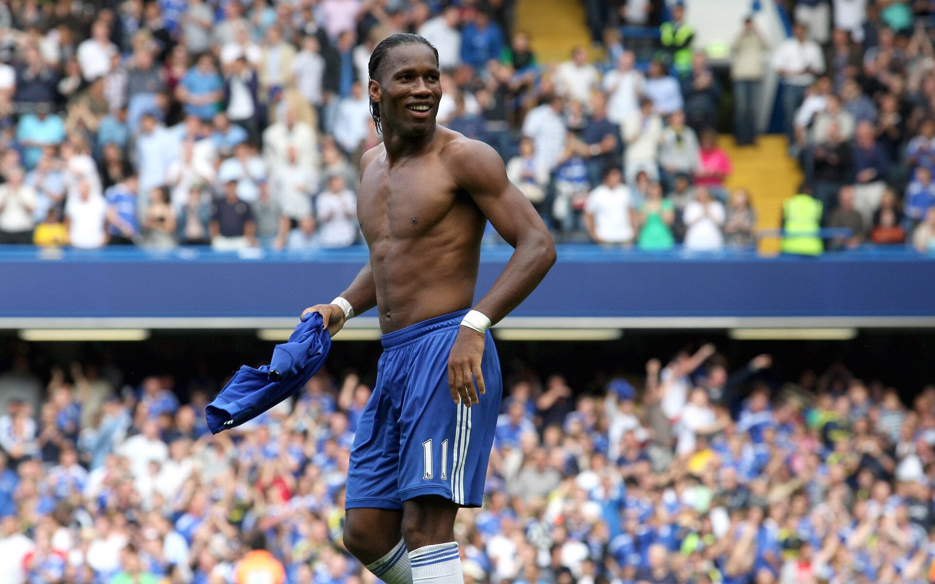 火山口环线半程马拉松 参赛者在熔岩地貌上完成首跑